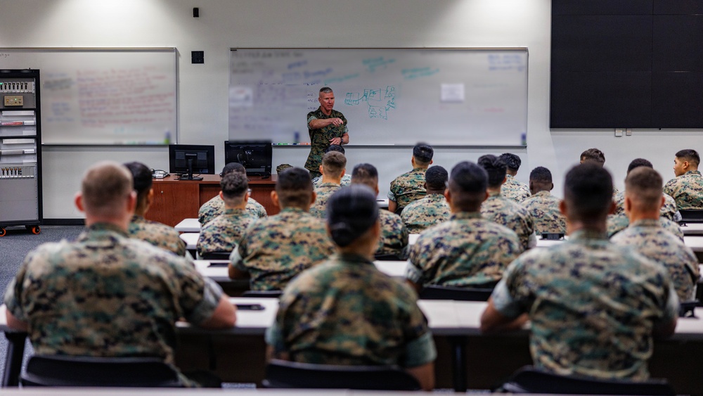 Commandant of the Marine Corps visits MCESG