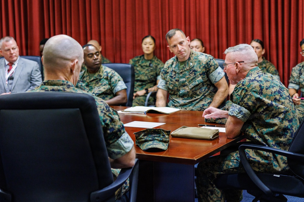 Commandant of the Marine Corps visits MCESG