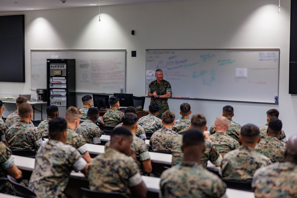 Commandant of the Marine Corps visits MCESG