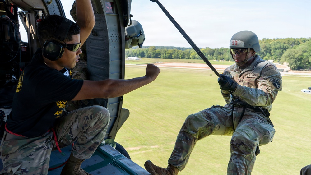 101st Airborne Division Soldiers Conduct Air Assault School Training at Fort Campbell