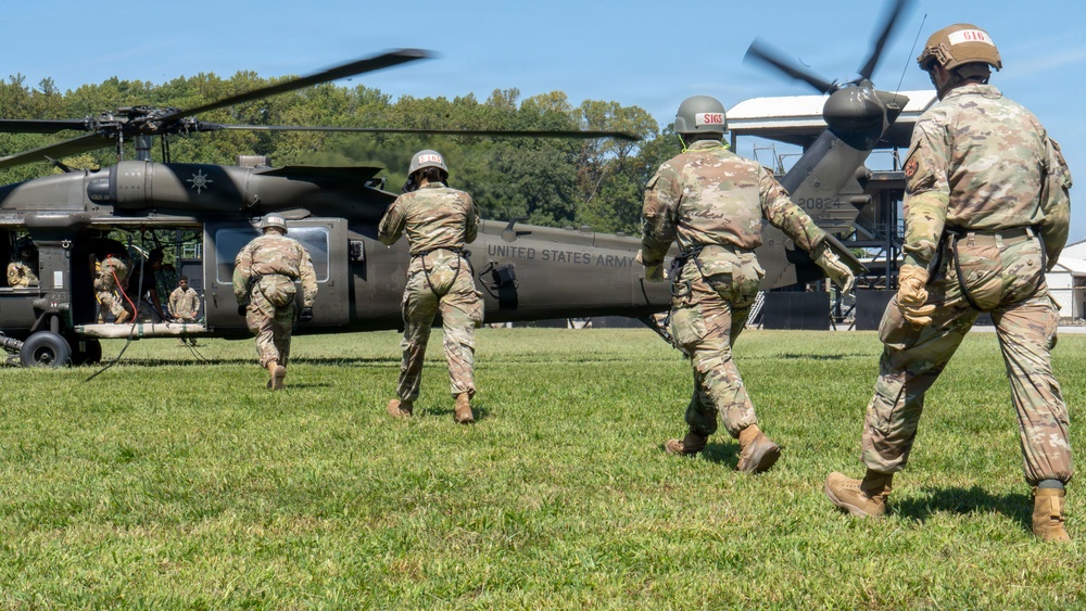 101st Airborne Division Soldiers Conduct Air Assault School Training at Fort Campbell
