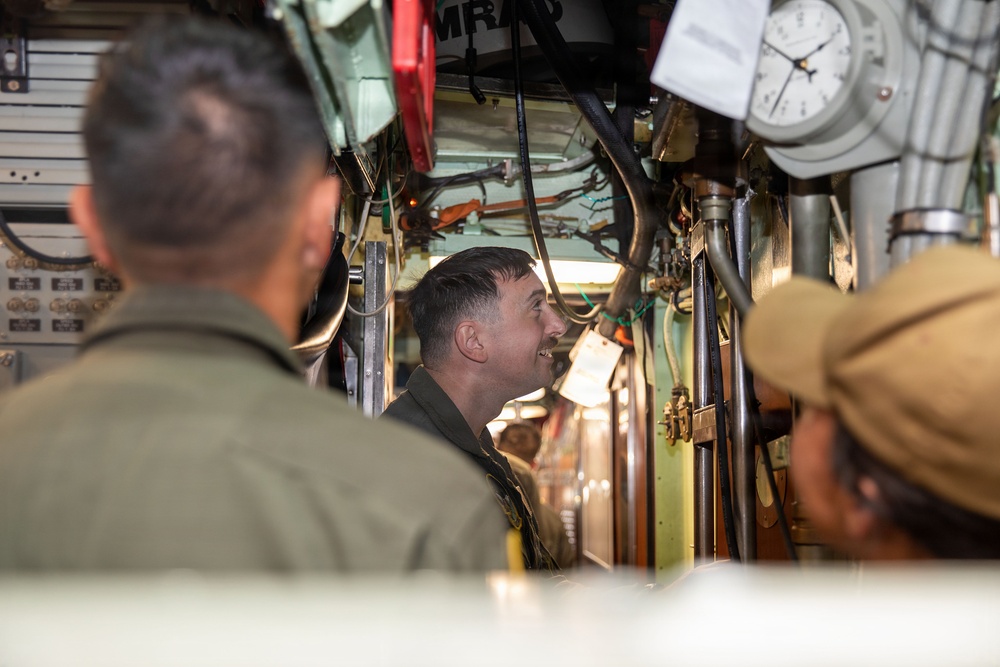 Marine Fighter Attack Training Squadron (VMFAT) 502 Pilots Visit USS Santa Fe (SSN 763)