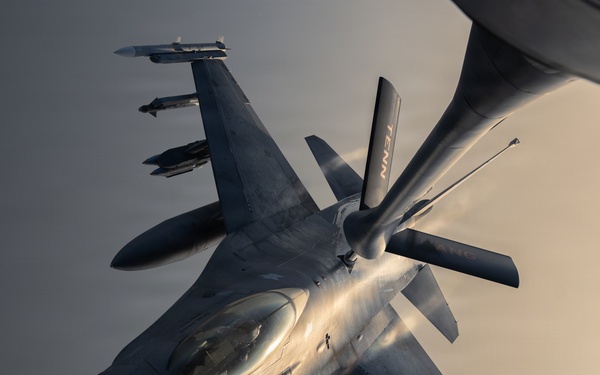 KC-135 supports F-16 refueling operation in CENTCOM