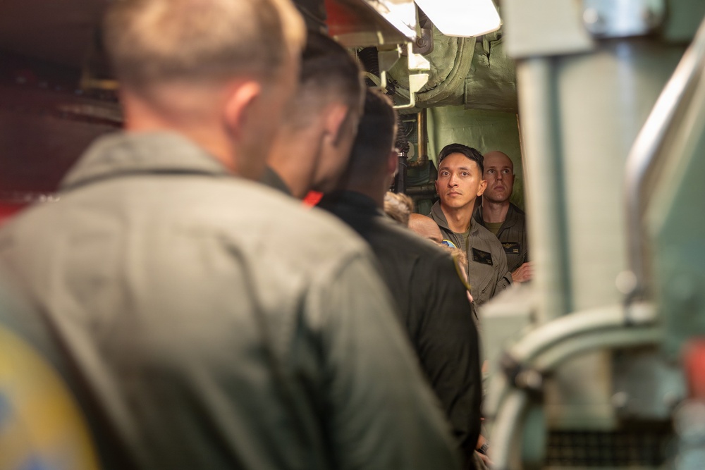 Marine Fighter Attack Training Squadron (VMFAT) 502 Pilots Visit USS Santa Fe (SSN 763)