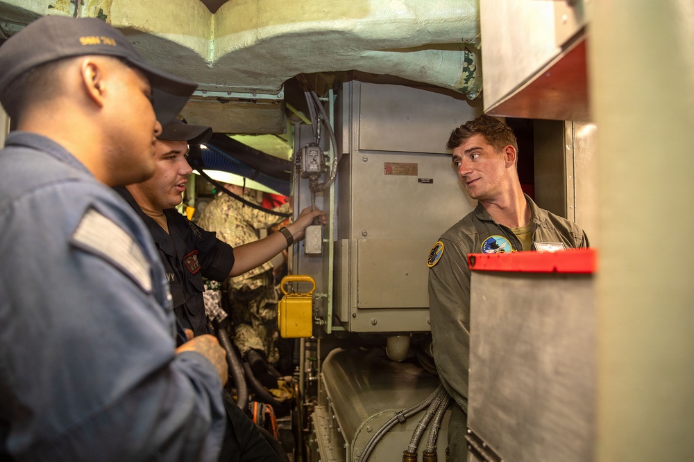 Marine Fighter Attack Training Squadron (VMFAT) 502 Pilots Visit USS Santa Fe (SSN 763)