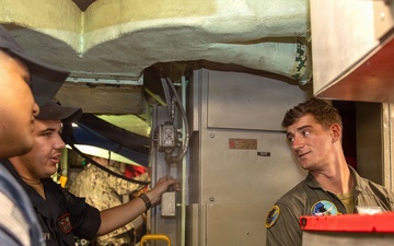 Marine Fighter Attack Training Squadron (VMFAT) 502 Pilots Visit USS Santa Fe (SSN 763)