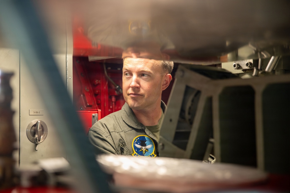 Marine Fighter Attack Training Squadron (VMFAT) 502 Pilots Visit USS Santa Fe (SSN 763)