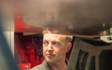 Marine Fighter Attack Training Squadron (VMFAT) 502 Pilots Visit USS Santa Fe (SSN 763)