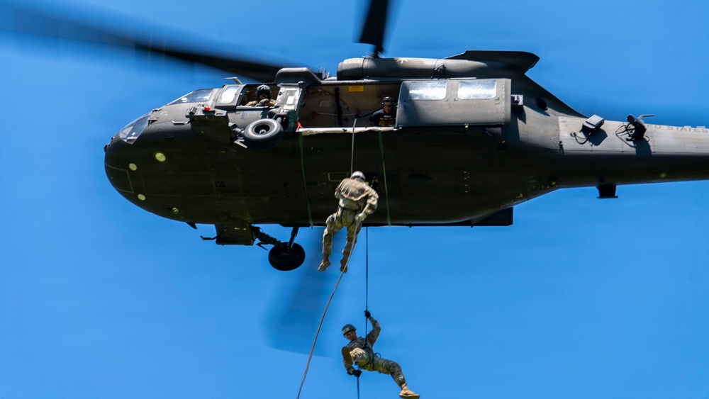 101st Airborne Division Soldiers Conduct Air Assault School Training at Fort Campbell
