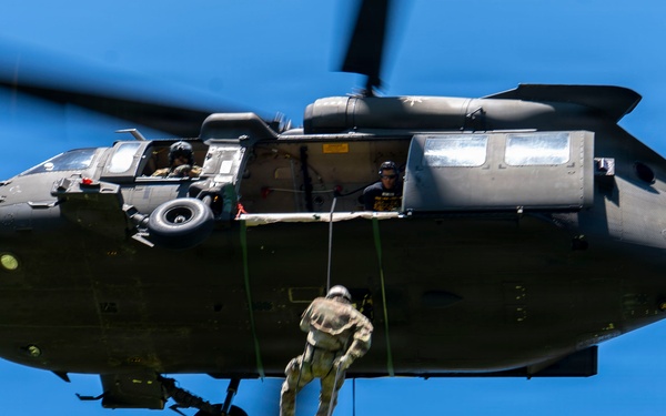 101st Airborne Division Soldiers Conduct Air Assault School Training at Fort Campbell