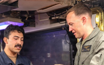 Marine Fighter Attack Training Squadron (VMFAT) 502 Pilots Visit USS Santa Fe (SSN 763)