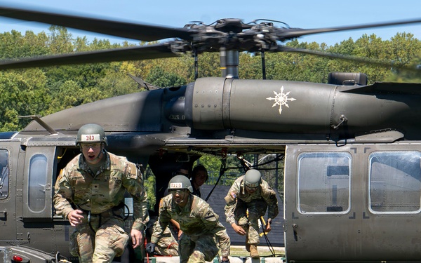 101st Airborne Division Soldiers Conduct Air Assault School Training at Fort Campbell