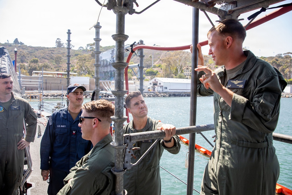 Marine Fighter Attack Training Squadron (VMFAT) 502 Pilots Visit USS Santa Fe (SSN 763)