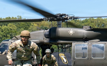101st Airborne Division Soldiers Conduct Air Assault School Training at Fort Campbell