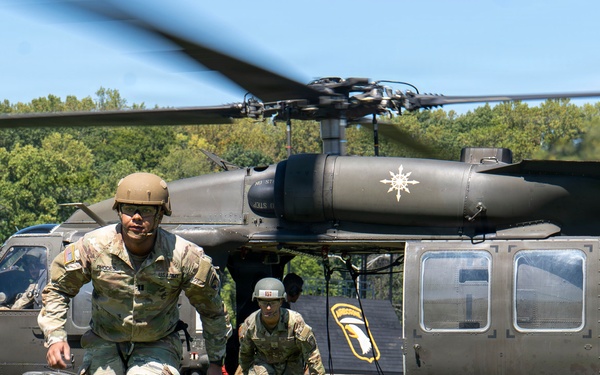 101st Airborne Division Soldiers Conduct Air Assault School Training at Fort Campbell