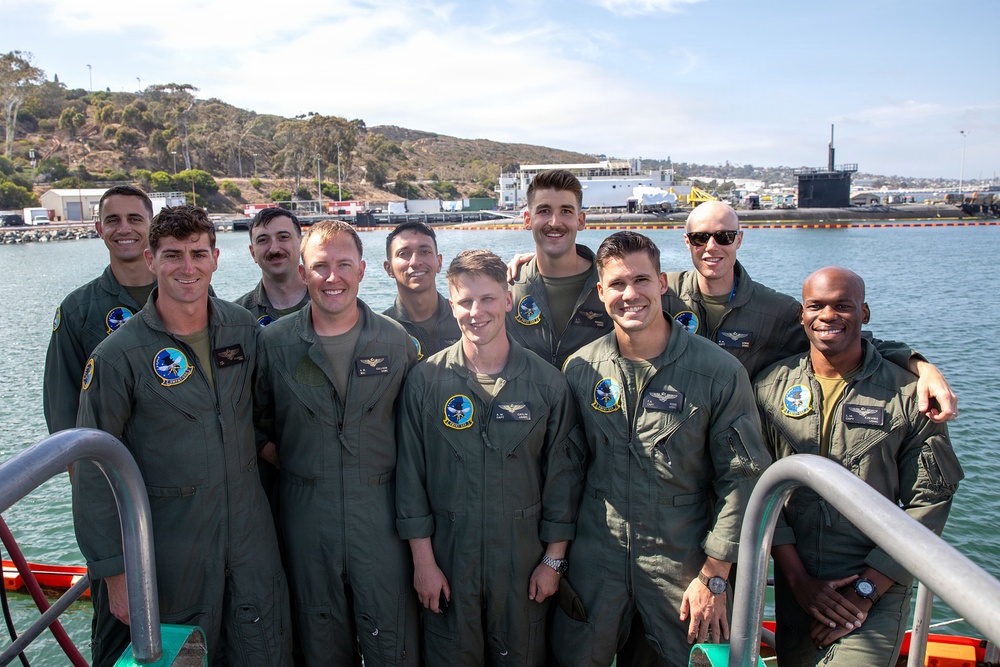 Marine Fighter Attack Training Squadron (VMFAT) 502 Pilots Visit USS Santa Fe (SSN 763)