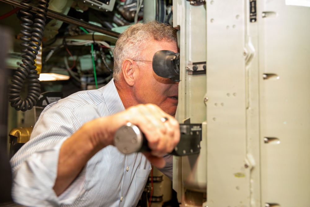 Congressman Scott Peters Visits USS Springfield (SSN 761)