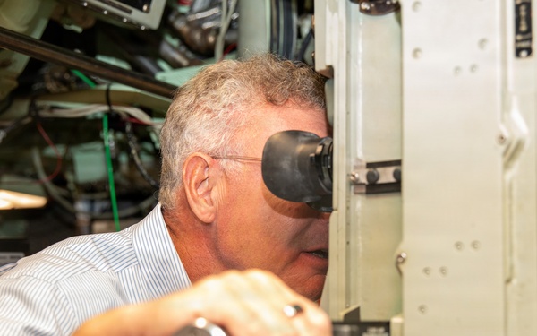 Congressman Scott Peters Visits USS Springfield (SSN 761)
