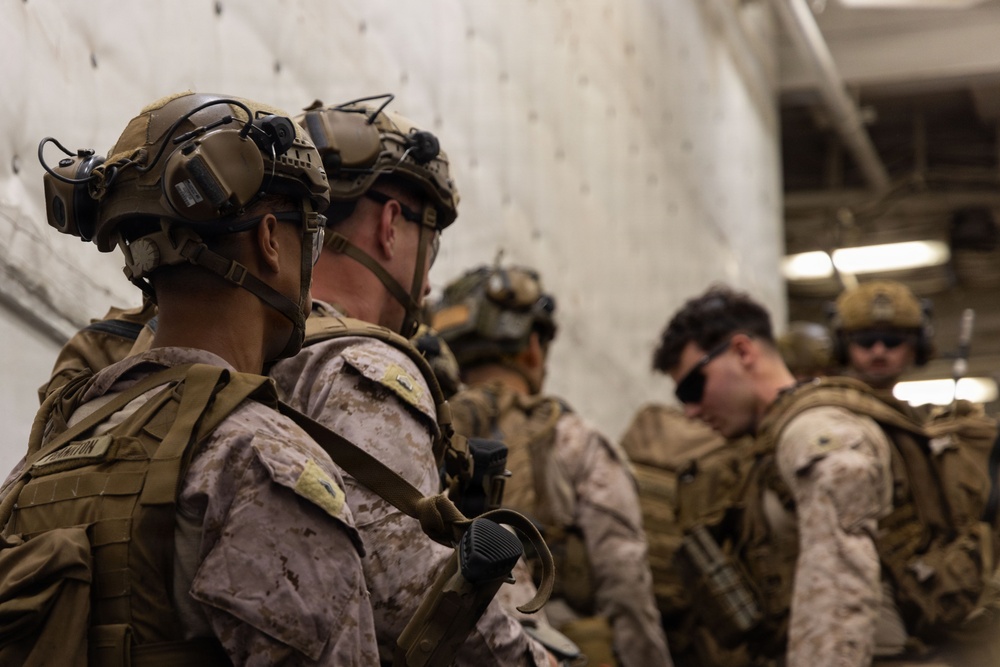 13th MEU | Marines Conduct a Tactical Recovery of Aircraft and Personnel Training