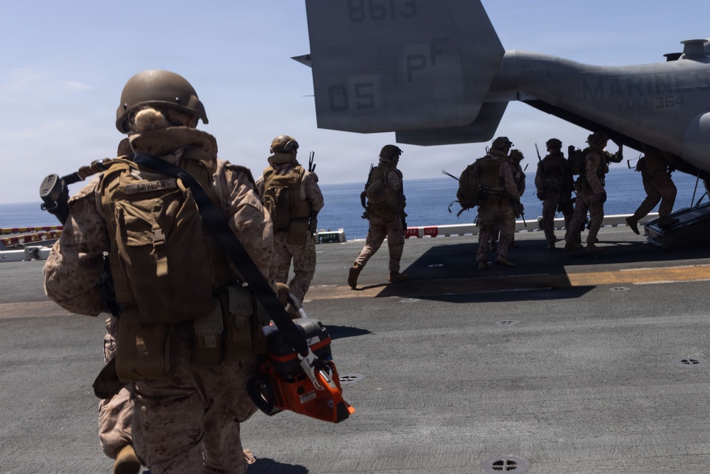 13th MEU | Marines Conduct a Tactical Recovery of Aircraft and Personnel Training