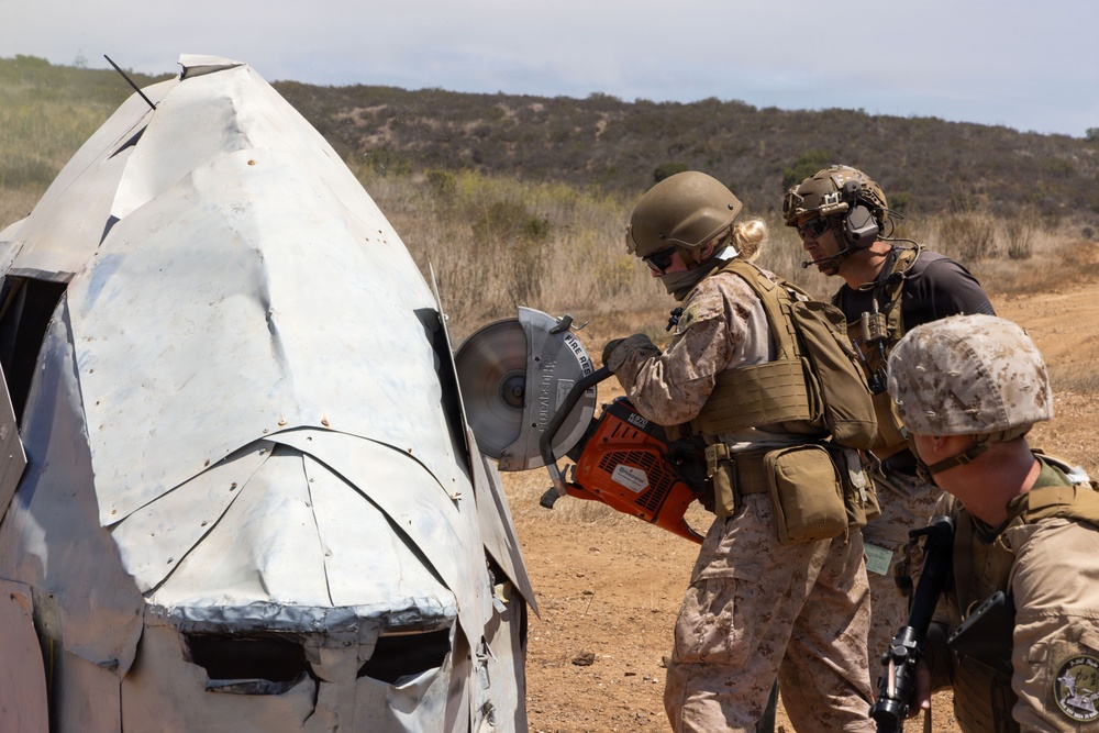 13th MEU | Marines Conduct a Tactical Recovery of Aircraft and Personnel Training