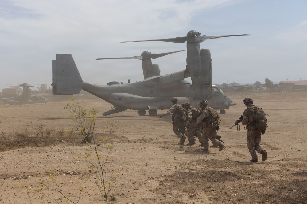 13th MEU | Marines Conduct a Tactical Recovery of Aircraft and Personnel Training