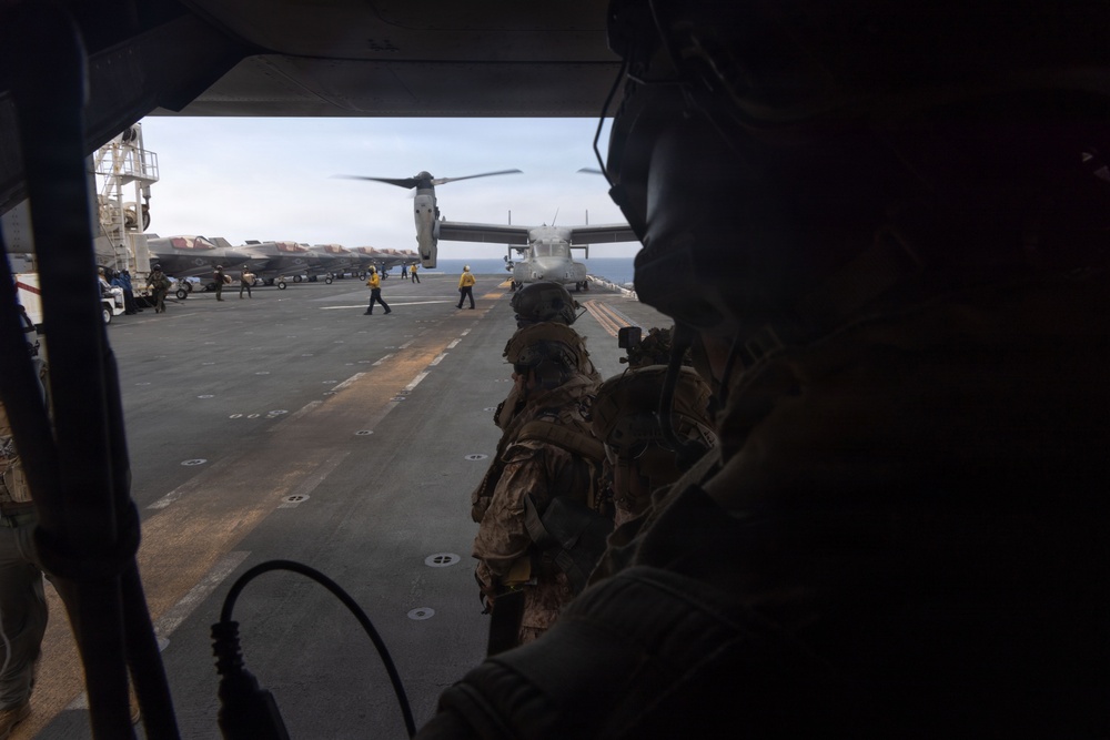 13th MEU | Marines Conduct a Tactical Recovery of Aircraft and Personnel Training