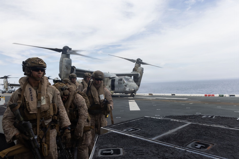 13th MEU | Marines Conduct a Tactical Recovery of Aircraft and Personnel Training