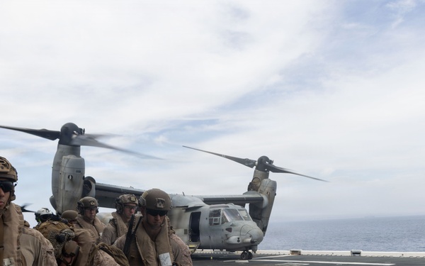 13th MEU | Marines Conduct a Tactical Recovery of Aircraft and Personnel Training
