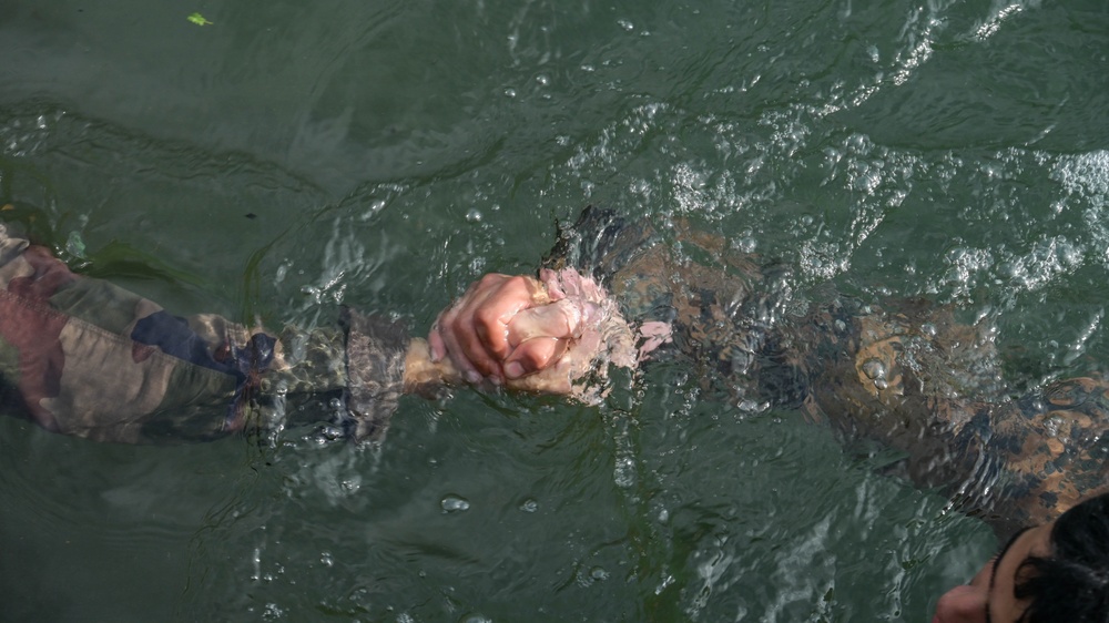 DELAYEN 26: MRF-D Marines conduct amphibious movements in commando course