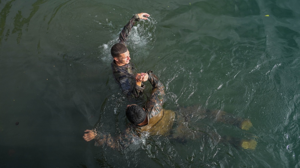 DELAYEN 26: MRF-D Marines conduct amphibious movements in commando course