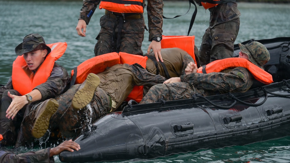 DELAYEN 26: MRF-D Marines conduct amphibious movements in commando course