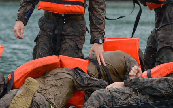 DELAYEN 26: MRF-D Marines conduct amphibious movements in commando course
