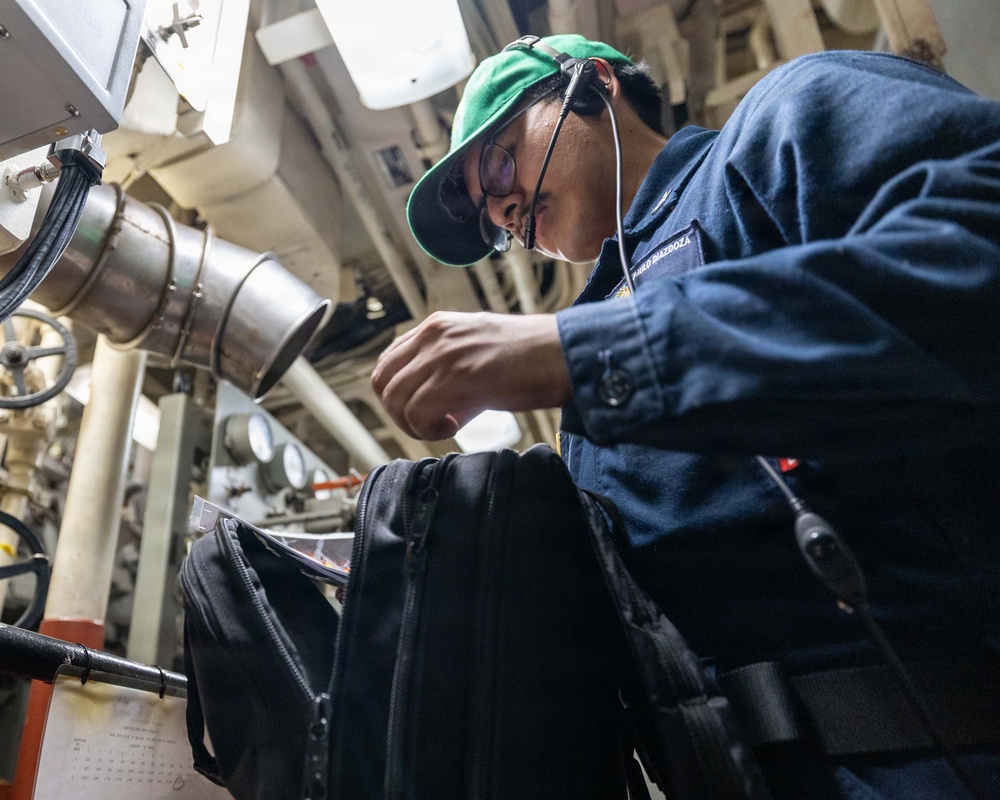 USS Mustin conducts engineering training team drill