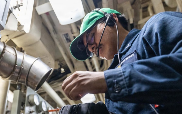 USS Mustin conducts engineering training team drill