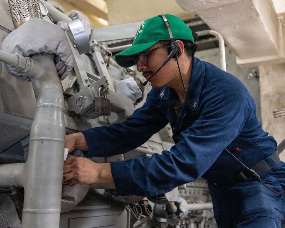 USS Mustin conducts engineering training team drill