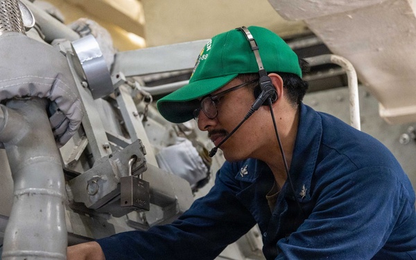USS Mustin conducts engineering training team drill