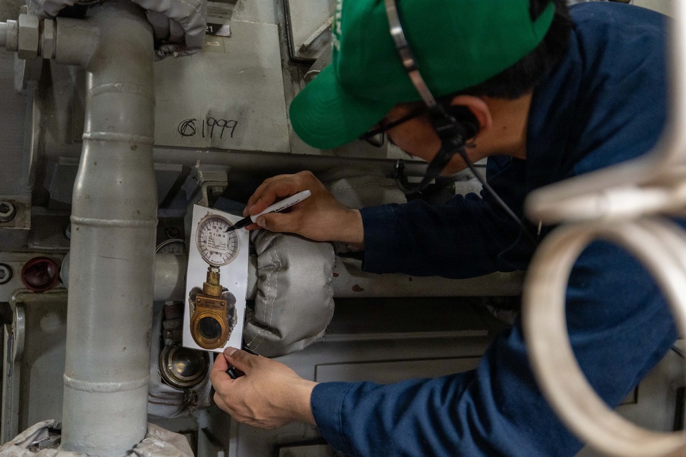 USS Mustin conducts engineering training team drill