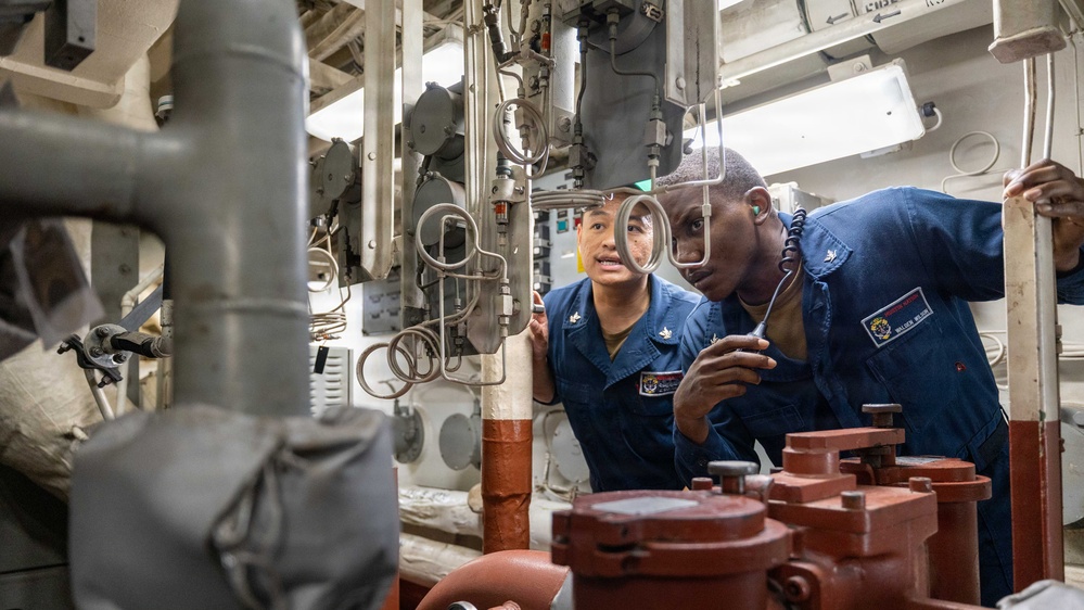 USS Mustin conducts engineering training team drill