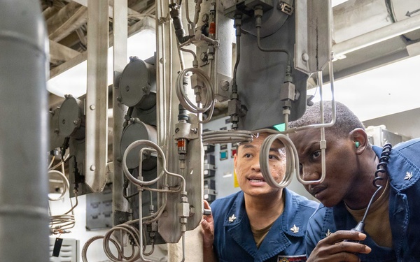 USS Mustin conducts engineering training team drill