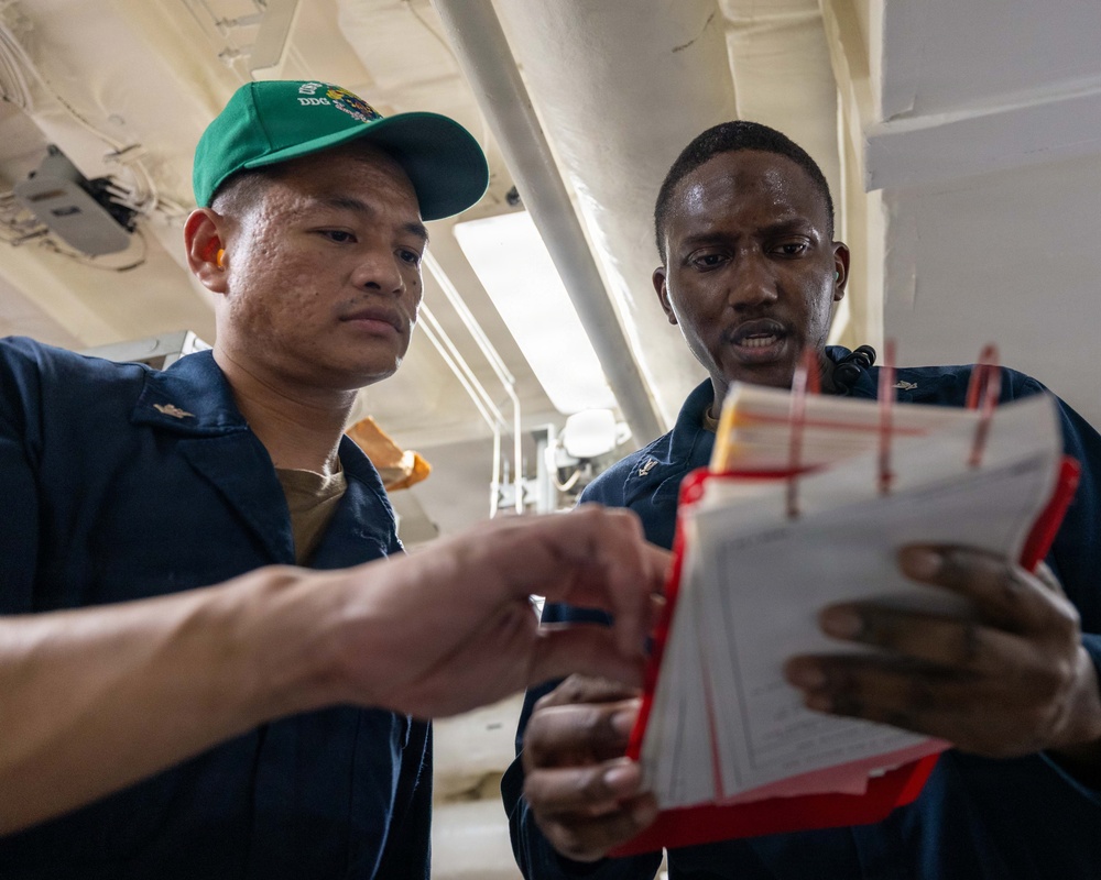 USS Mustin conducts engineering training team drill