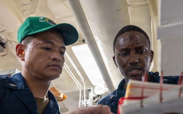 USS Mustin conducts engineering training team drill