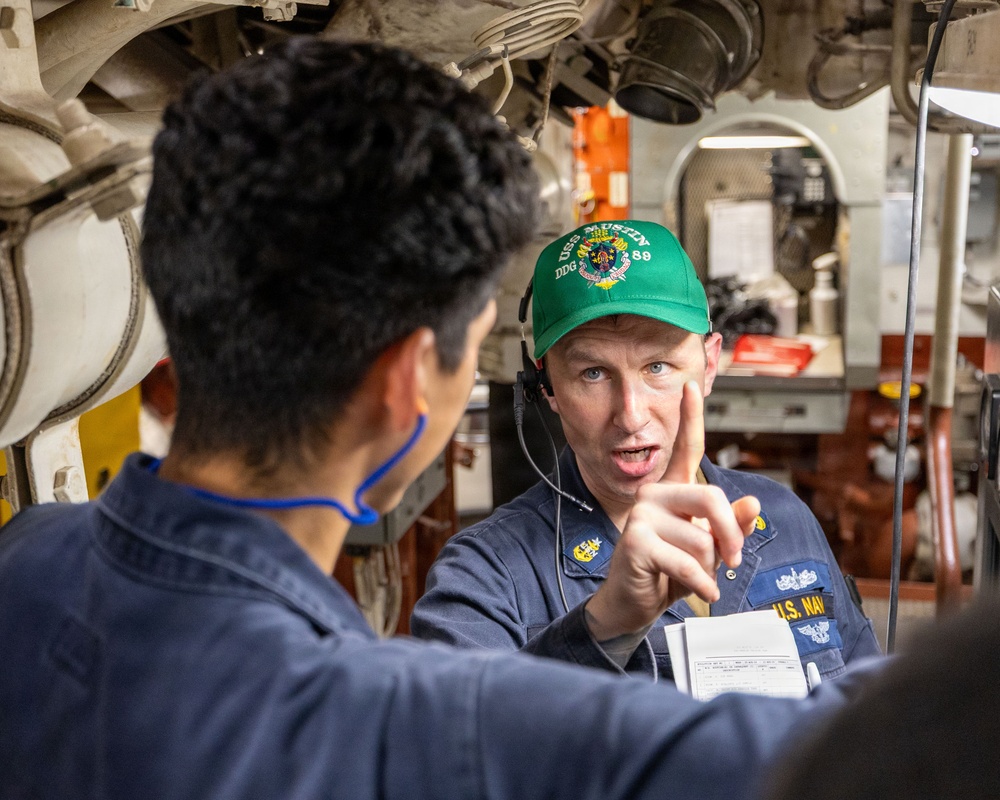 USS Mustin conducts engineering training team drill
