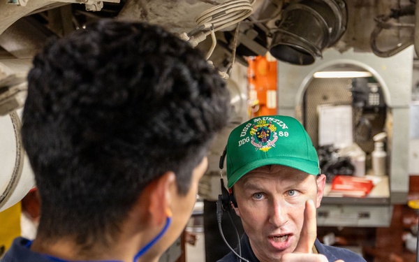 USS Mustin conducts engineering training team drill