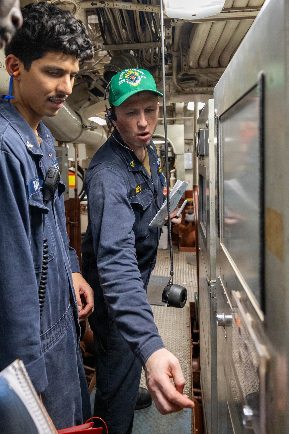 USS Mustin conducts engineering training team drill