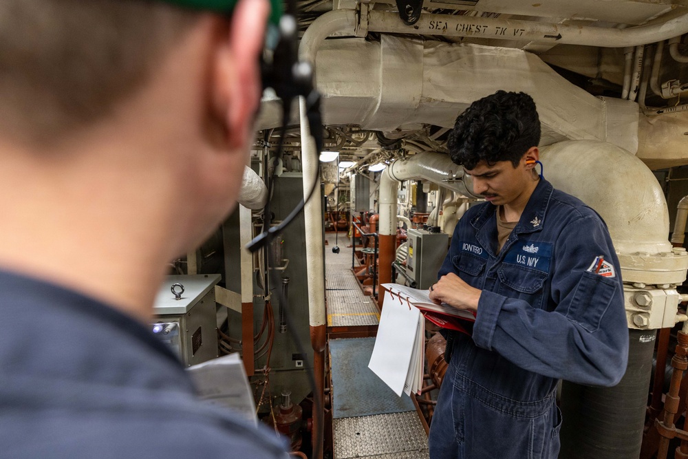 USS Mustin conducts engineering training team drill