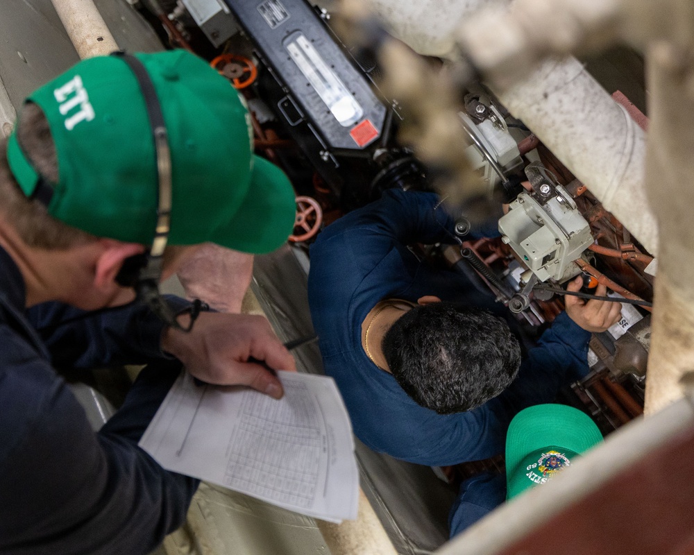 USS Mustin conducts engineering training team drill