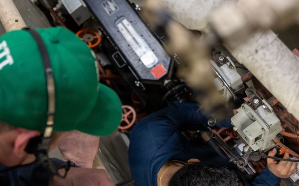 USS Mustin conducts engineering training team drill