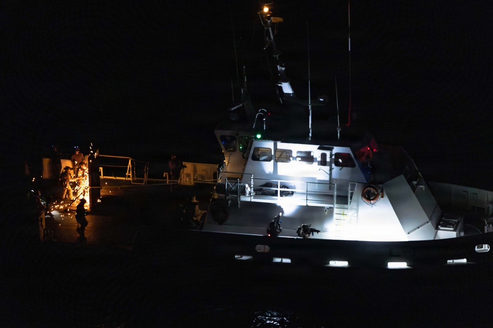 13th MEU | MRF Conducts Nighttime Visit, Board, Search and Seizure Training