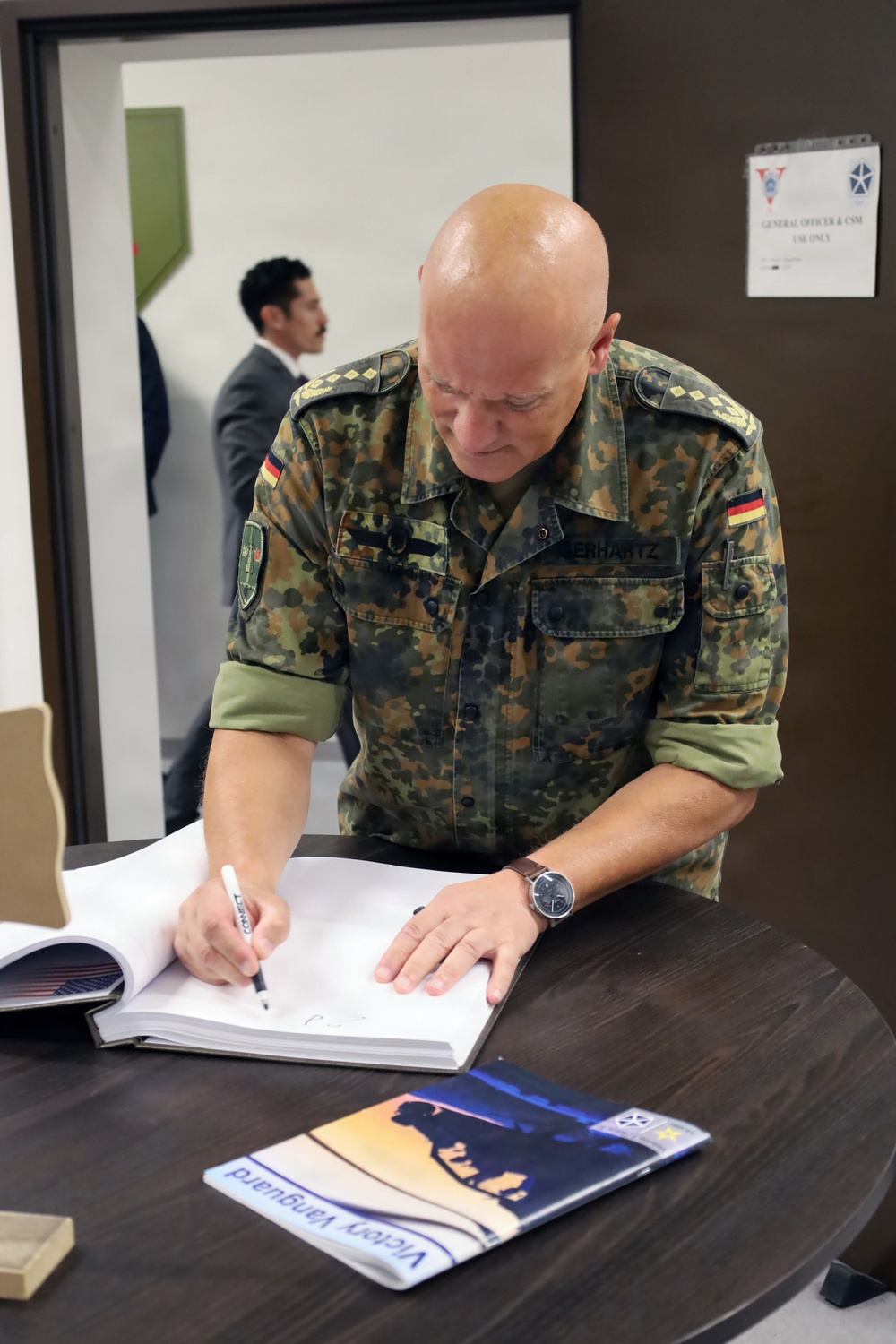 Commander NATO JFC – Brunssum visits V Corps Forward